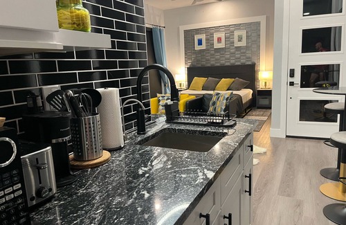 South Mountain Apartamento | NEW Modern Studio Unit - perfect for 2!