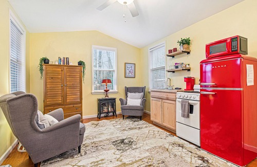 Black Mountain Cabaña | New Mountain Getaway Cottage by Lake Lure With Hot Tub