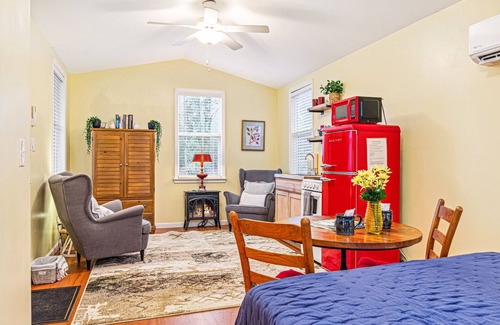 Black Mountain Cabaña | New Mountain Getaway Cottage by Lake Lure With Hot Tub