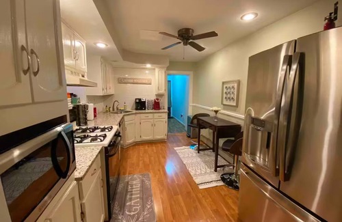 South Baltimore Casa | NEW ON VRBO ★ Fed Hill★Family★ 3BR 2BA★2 Parkings★Full Kitch★Walk score 92