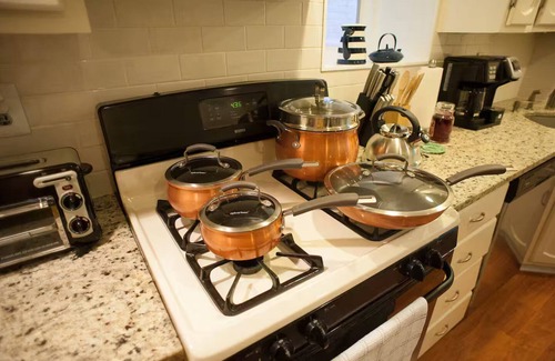 South Baltimore Casa | NEW ON VRBO ★ Fed Hill★Family★ 3BR 2BA★2 Parkings★Full Kitch★Walk score 92