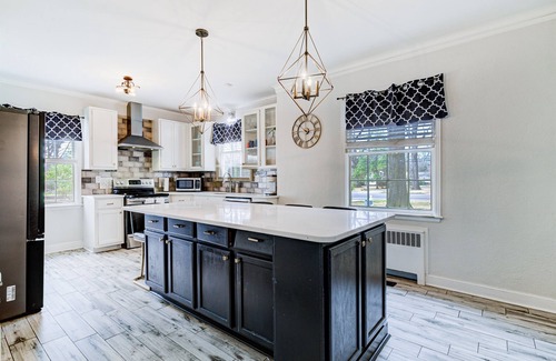 Berclair Casa | *NEW* Pickleball ~ Pool ~ Basketball ~ Hot Tub