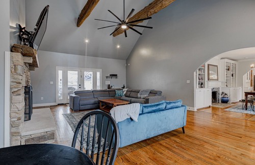 Berclair Casa | *NEW* Pickleball ~ Pool ~ Basketball ~ Hot Tub