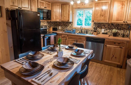 Albrightsville Casa | OTOÑO ESPECIAL Todo NUEVO Pocono Mountain Oasis 2. NUEVA bañera y área de juegos para 7 personas.