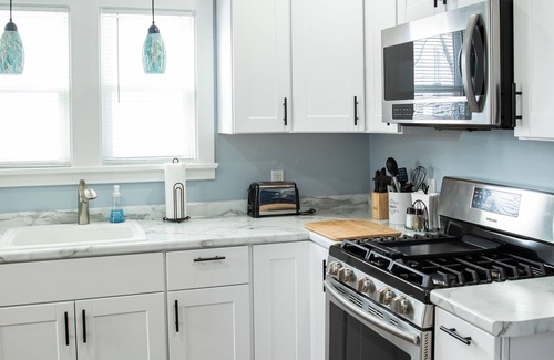 Lake Geneva Casa | New Reno. Entire Home. Blue Bungalow in downtown Lake Geneva. Walk to Lake