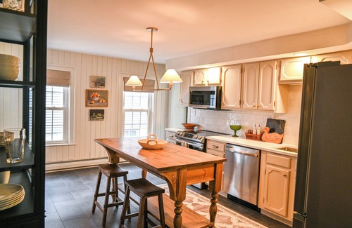 Bennington Casa | NEW!! Renovated historic 3 BR 2 full BA. Walkable to downtown. Restaurants/Shops