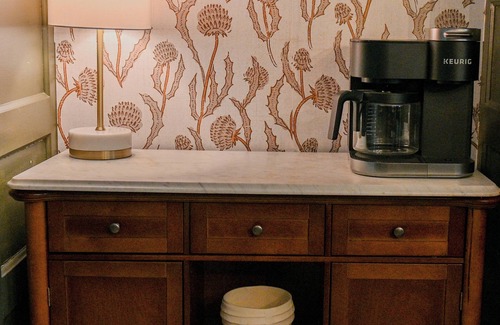 Bennington Casa | NEW!! Renovated historic 3 BR 2 full BA. Walkable to downtown. Restaurants/Shops