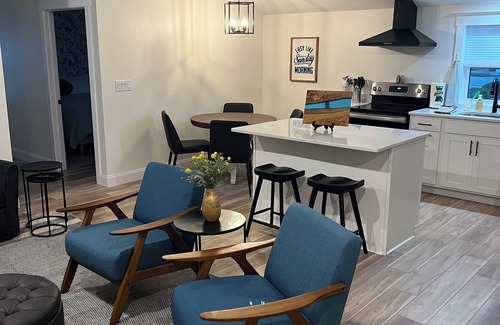 Lawrenceburg Apartamento | New River Retreat in the heart of Lawrenceburg, steps from casino & much more!