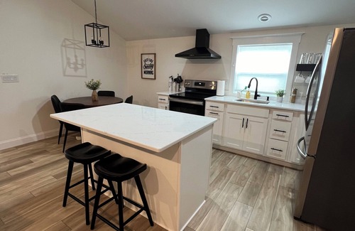 Lawrenceburg Apartamento | New River Retreat in the heart of Lawrenceburg, steps from casino & much more!