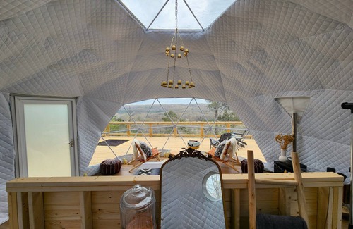Cotter Cabina | NEW RIVER VIEW Cliff Dome Glamping @ White River, minutes to fishing, hikes!