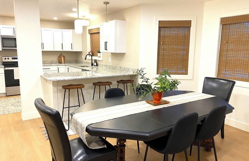 Bolivar Casa | NEW & SLEEPS 14! Spacious and modern home- located in the heart of Bolivar!