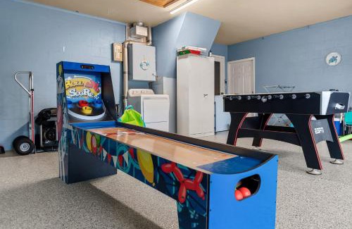 Palma Sola Casa | NEW Sunshine Getaway Heated Pool Hot Tub Games Villa