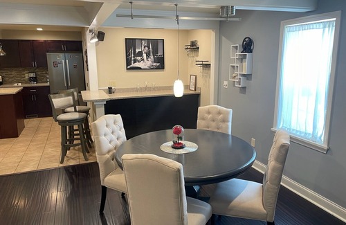 Tremont Casa | NEW~ "The Wolf of Tremont"-Golf Simulator,85 in tv, Pool Table+Shuffleboard!!!
