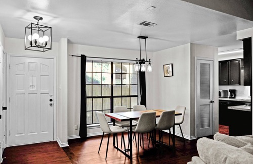 Waters Park Casa | New Two Unit Property in North Austin I Sleep 14