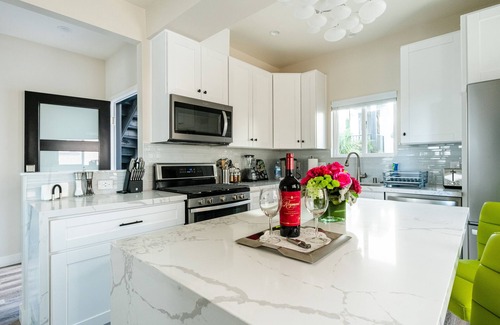 Middletown Villa | NEW WATER VIEW FAMILY VILLA AC DECK HOTTUB FIREPIT BBQ BACKYARD ONSITE PARKING!!