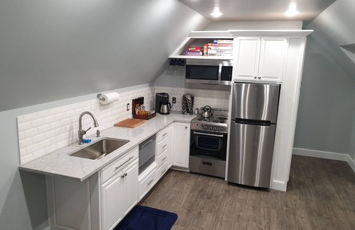 Ferndale Casa | Suite privada de nueva construcción, tranquila, con muchas arándanos.