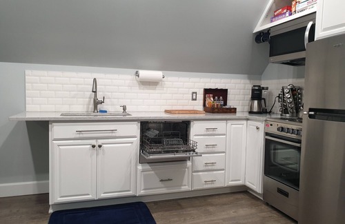 Ferndale Casa | Suite privada de nueva construcción, tranquila, con muchas arándanos.