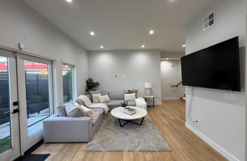 Pico - Robertson Apartamento | Newly constructed 2 bedroom by La Cienega Plaza with parking, modern kitchen, washer dryer and very central to attractions