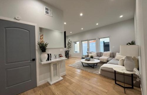 Pico - Robertson Apartamento | Newly constructed 2 bedroom by La Cienega Plaza with parking, modern kitchen, washer dryer and very central to attractions