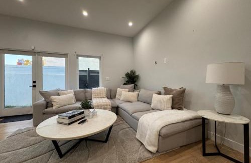Pico - Robertson Apartamento | Newly constructed 2 bedroom by La Cienega Plaza with parking, modern kitchen, washer dryer and very central to attractions