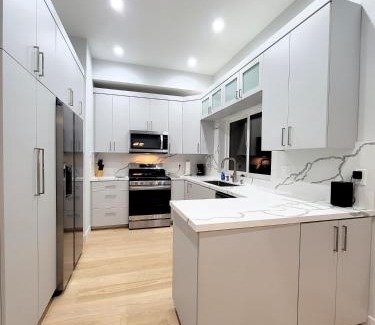 Pico - Robertson Apartamento | Newly constructed 2 bedroom by La Cienega Plaza with parking, modern kitchen, washer dryer and very central to attractions