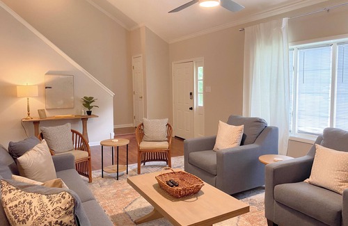 Hattiesburg Casa | Newly listed! Stylish Townhome w/ King Bed! 3bd/2ba - Central Location!