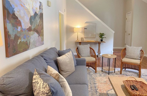 Hattiesburg Casa | Newly listed! Stylish Townhome w/ King Bed! 3bd/2ba - Central Location!