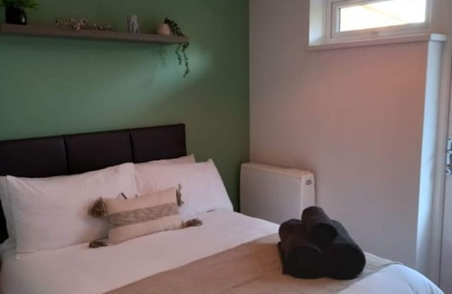 Woolavington Casa | Newly refurbed 2 bedroom bungalow and free parking