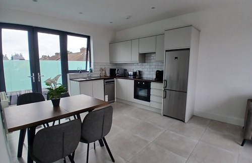 Dublin Apartamento | Newly Refurbed 2BD W/Wraparound Balcony,5k to City