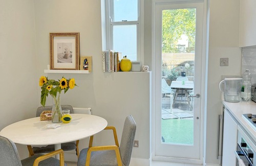 Holland Park Apartamento | Newly Refurbished Luxury 3 Story Apartment with Terrace and Private Entrance