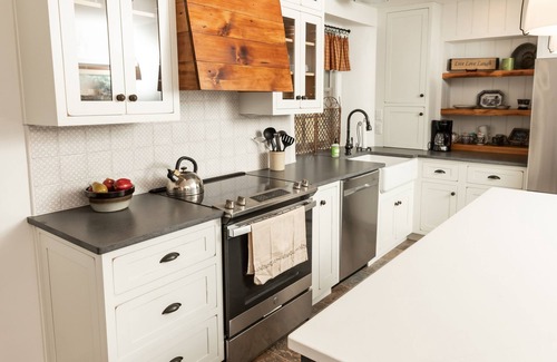 Steelville Otro | Newly remodeled 1800 Farmhouse 20 miles from Lancaster county