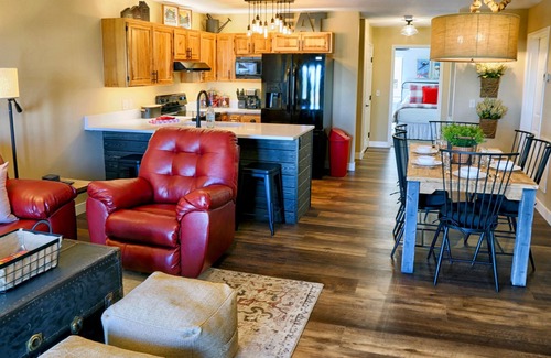 Lead Condominio | Newly Remodeled Condo at Terry Peak Ski Area with Hot Tub & Pool/Sauna Access