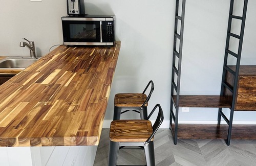 Rose Park Apartamento | Newly Remodeled Studio in a Fantastic Location!