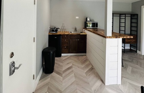 Rose Park Apartamento | Newly Remodeled Studio in a Fantastic Location!