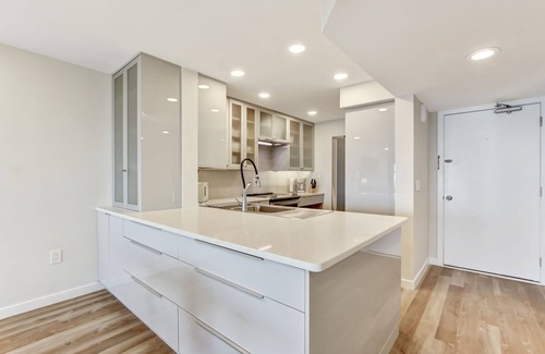 Amelia City Condominio | NEWLY RENOVATED & NEW TO THE MARKET: Modern, Oceanfront One Bedroom Condo. C-120