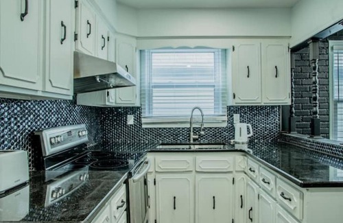 East Windsor Casa | Newly Renovated 3 Bedroom Home in East Windsor