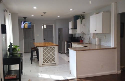 Jefferson Park Casa | Newly renovated multi-unit City Gingerbread House near Hartfield-Jackson Airport