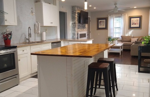 Jefferson Park Casa | Newly renovated multi-unit City Gingerbread House near Hartfield-Jackson Airport