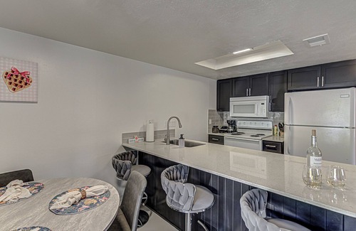 Barton Hills Casa | Newly Renovated! Pool and Patio I Mins to DT