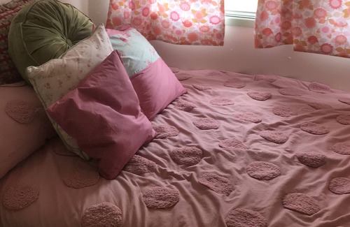 Harcourt Casa | Newly Renovated Retro CARAVAN near Castlemaine