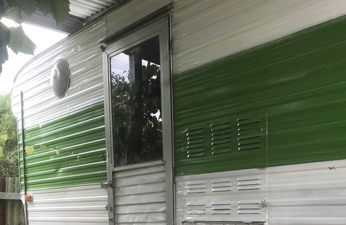 Harcourt Casa | Newly Renovated Retro CARAVAN near Castlemaine