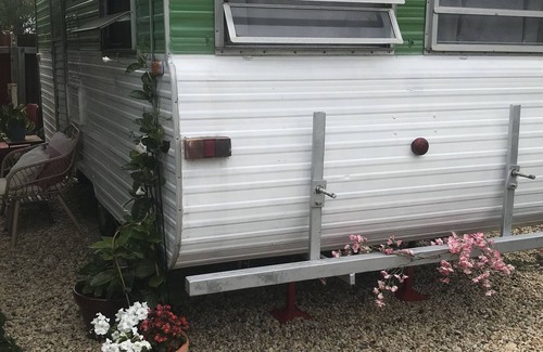 Harcourt Casa | Newly Renovated Retro CARAVAN near Castlemaine