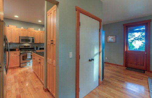 Eastsound Cabina | Newly Updated Cottage with Hot Tub, 2 fireplaces, fire pit