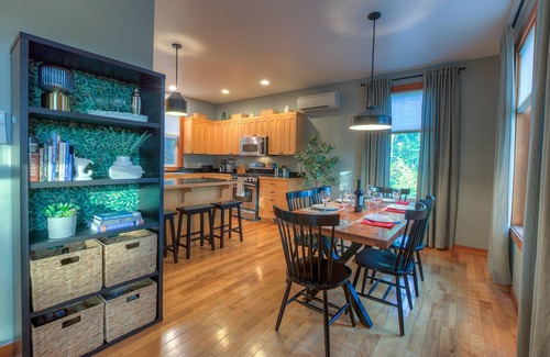 Eastsound Cabina | Newly Updated Cottage with Hot Tub, 2 fireplaces, fire pit