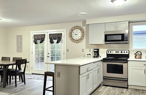 Hillsboro Casa | Newly Updated House on Huge Land