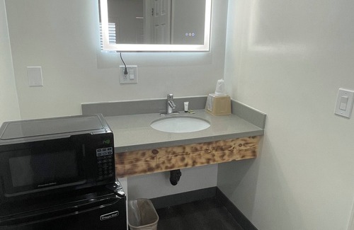 East Side Costa Mesa Hotel | Newport Bay Inn