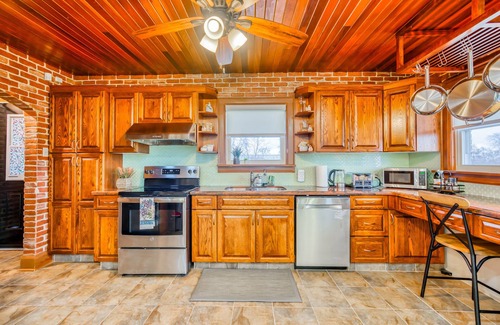 Chippawa Otro | Niagara Farmhouse Cottage with Attic & heated Pool