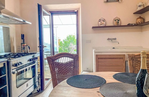 Cologna Spiaggia Villa | Apartamento en villa con A/C, piscina, bañera de hidromasaje, WIFI, TV, patio, vista panorámica