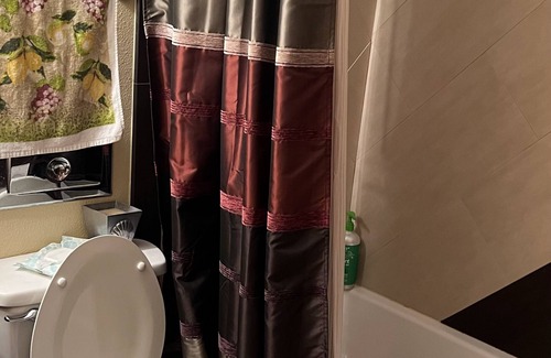 Cedar Rapids Casa | Nice friendly home, 3 min from Collins Aerospace, parking on site safe