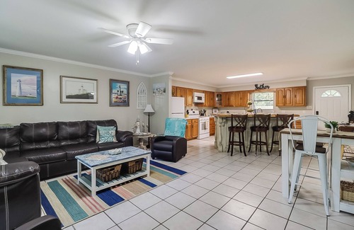 Mississippi City Casa | Nice Gulf Coast Home near Beach, Casinos, Downtown & Hwy 90 access!